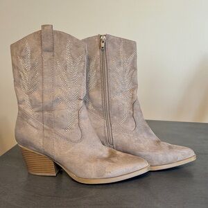 Report Tan Western Ankle Boots